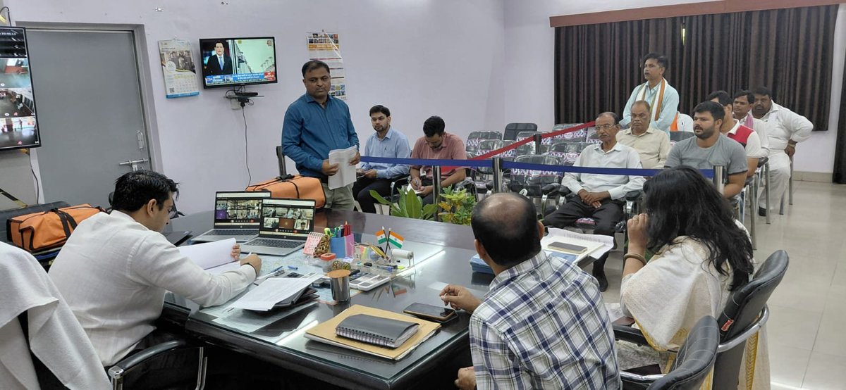 dm_hathras's tweet photo. जनता दर्शन में आए जनसामान्य की शिकायतों को गंभीरता से सुनते हुए जिलाधिकारी अतुल वत्स ने संबंधित अधिकारियों को मौके पर जाकर मुआयना कर शिकायतों का समयबद्ध एवं गुणवत्तापूर्ण निस्तारण सुनिश्चित करने के निर्देश दिए।

#GoodGovernance
#PublicHearing
#हाथरस
#Hathras
@CMOfficeUP
@UPGovt
@InfoDeptUP
@dm_hathras