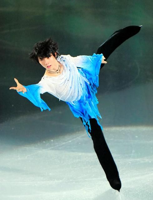 asahicom's tweet photo. 羽生結弦さん「震災との付き合い方、うまくなった」　取り残した自分(6月10日配信)
https://t.co/2sqGoLJZuL

　◆競技でのスピード感ある滑りと違い、ゆったりした滑りが印象的

　すごく丁寧に氷を感じるということをしていました。僕自身、震災を氷の上で経験しました。

　歌詞の最初の方に、「海」の言葉が出てくるパートで、（低い姿勢で滑る）ハイドロブレーディングをします。この曲に自分が振り付けをしたリンクが、被災したリンクでした。

　「こんなに静かな氷だけど、あの時はリンクがすごく波打ってて、本当に異常だったな」と思い出したことも含めて、丁寧に氷を感じながら全部滑っていきたいという気持ちでした。

　歌で「会いたい」「会えない」というパートは、実際に言葉にしたいけれど言葉にしたらこぼれちゃいそうで、「会えない」と現実に引き戻されてしまうみたいなことを考えながら滑りました。

　そこにダッシュみたいに走り出すわけではなく、一歩ずつ歩んで、未来に向かって丁寧に進んでいくんだということは、振り付けとスケートで表現しようと思っていたことです。