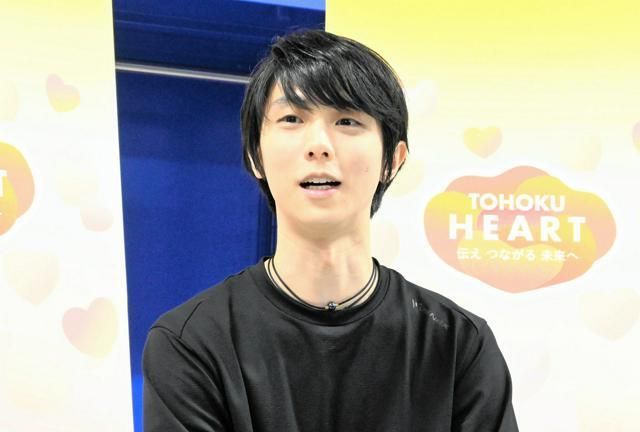 asahicom's tweet photo. 羽生結弦さん「震災との付き合い方、うまくなった」　取り残した自分(6月10日配信)
https://t.co/2sqGoLJZuL

　◆競技でのスピード感ある滑りと違い、ゆったりした滑りが印象的

　すごく丁寧に氷を感じるということをしていました。僕自身、震災を氷の上で経験しました。

　歌詞の最初の方に、「海」の言葉が出てくるパートで、（低い姿勢で滑る）ハイドロブレーディングをします。この曲に自分が振り付けをしたリンクが、被災したリンクでした。

　「こんなに静かな氷だけど、あの時はリンクがすごく波打ってて、本当に異常だったな」と思い出したことも含めて、丁寧に氷を感じながら全部滑っていきたいという気持ちでした。

　歌で「会いたい」「会えない」というパートは、実際に言葉にしたいけれど言葉にしたらこぼれちゃいそうで、「会えない」と現実に引き戻されてしまうみたいなことを考えながら滑りました。

　そこにダッシュみたいに走り出すわけではなく、一歩ずつ歩んで、未来に向かって丁寧に進んでいくんだということは、振り付けとスケートで表現しようと思っていたことです。