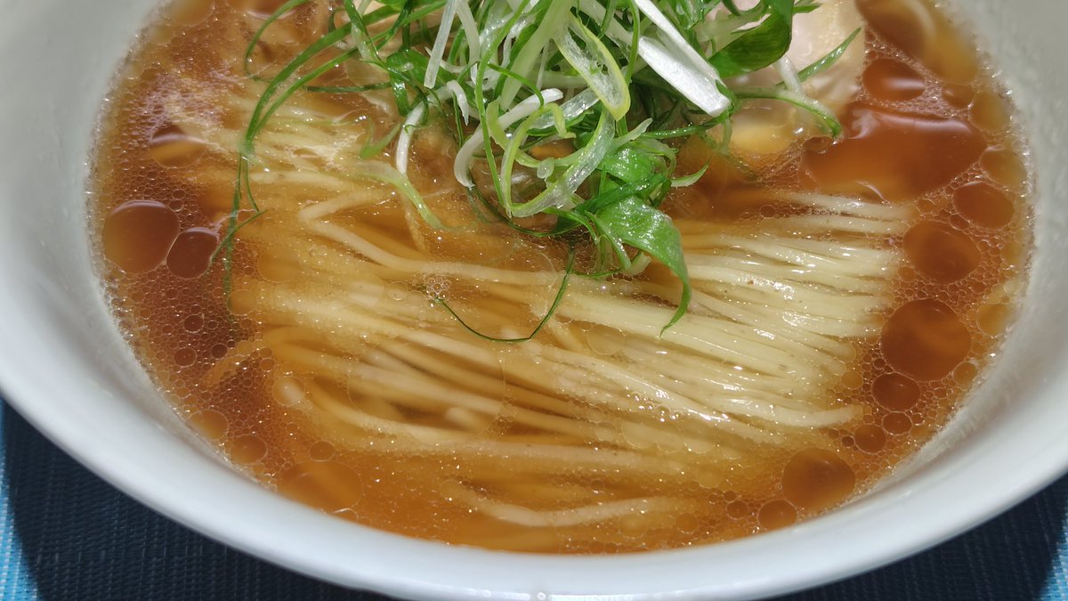 akky0516's tweet photo. noodle art gallery Ryota Tezuka@水天宮前・人形町
会員先行限定 豚清湯大蒜醤油 Crazy Garlic~NAGRT XI member only 04~ スタンダード+アイス（クインシーメロン）

ニンニクと豚肉で炊いた、ジンワリ香りと旨味が効いた正統派中華そば😋アイスは果実と生クリームの融合が至福😆ごちそうさまでした！ https://t.co/7fRky4ePjw