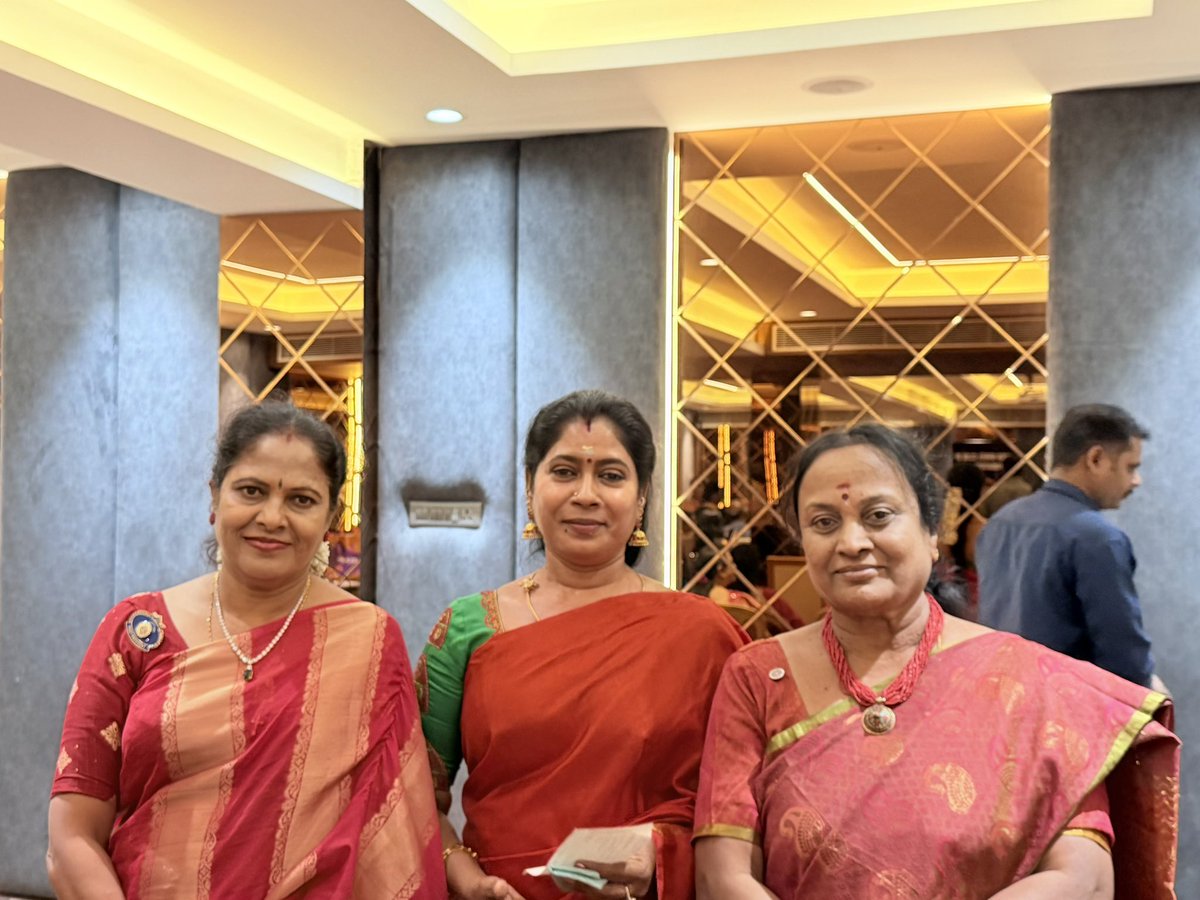 meena_cbe's tweet photo. ஆலம் விழுதுகள் அறக்கட்டளை சார்பாக, ஏழை எளியோரின் வாழ்வாதார முன்னேற்றத்திற்காக ரூ.25,000 மதிப்புள்ள காசோலையையும், 2 தையல் இயந்திரங்களையும் இன்னர் வீல் கிளப் ஆஃப் கோயம்புத்தூர் (East) கிளப்பின் பிரசிடெண்ட் திருமதி வீணா சர்கார் அவர்களிடம் வழங்கினேன்.  #Aalamviluzhugal #coimbatore https://t.co/4E24wiZGu6