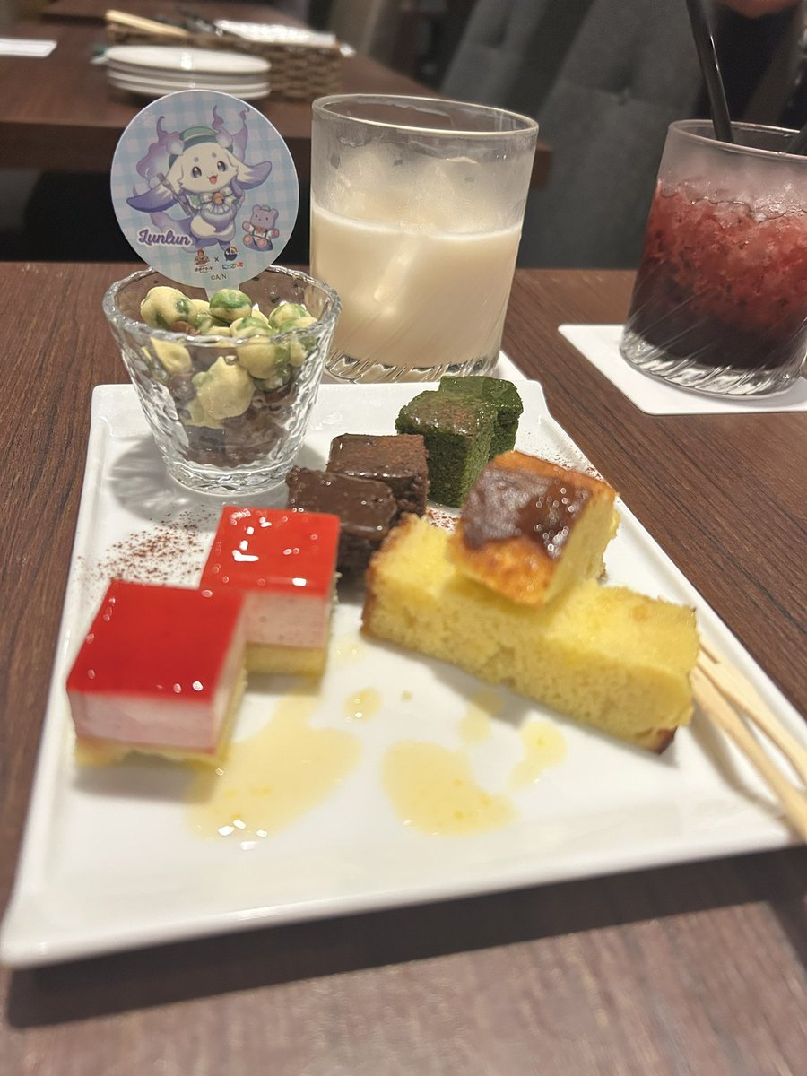 sakae1001's tweet photo. いつでもどこでもコラボカフェにできる✨

#ちょまと撮ったよ https://t.co/dVitUW303G