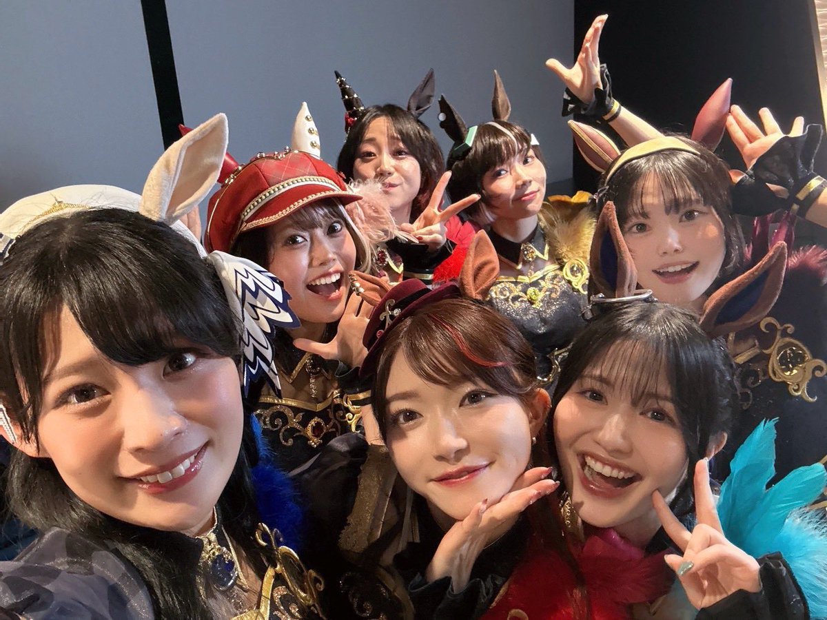 miyumi_shuri's tweet photo. #ウマ娘7th東京D2 #ウマ娘7th

🥕ロゴタイプ役 髙橋美空さん
みーちゃんの初ウマ耳姿を見た私、泣いた。可愛すぎて🤦🏻‍♀️守りたいその笑顔…
お話ししてる時のときめき笑顔とアンプリ歌ってる時のかっこいい表情とのギャップも最高でした。あとほんと気持ちを伝える時の言葉選びがとっても素敵。見習いたい。
一生私の看板ウマ娘でいてください。

信じられないんだけどお菊と水玉氏とツーショしそびれたの…😭集合写真載せるね…

🥕ローズキングダム役 菊池ゆりなさん
お菊〜！！🥹お菊はいつも色んなことを褒めてくれてずっと勇気もらってたよ。ステージ裏で、いつももらってた勇気を込めてお菊の背中を叩かせてもらいました🖐
練習を重ねるたびに力強くなっていった歌声がめちゃかっこよかった！！✨赤襟足も超似合ってる❤️

🥕ルーラーシップ役 海野水玉さん
水玉ちゃんの歌ってる時の目線の使い方とか天才じゃない？流し目かっこよすぎて沸いた❤️‍🔥ルラちのキザっぷりを地で行く姿がとても好き。最後にウマ娘になってよかった！って叫んだの聞いて笑いながら泣きました。本当にそうだよね。いつか水玉ちゃんが作った歌を歌ってみたい🫶🏻