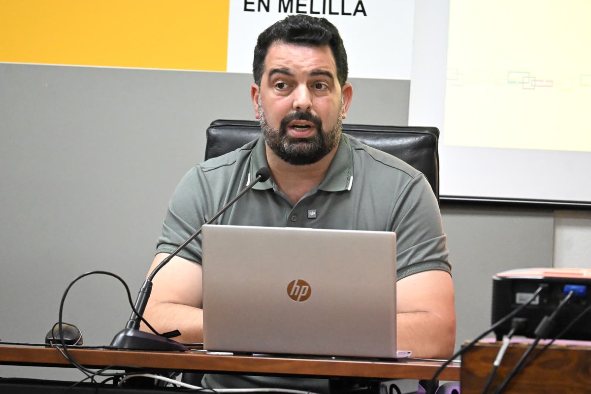 DelegGobMl's tweet photo. 🔴 Vera destaca que las políticas activas de empleo del Gobierno han reducido el paro en 3.000 personas en Melilla respecto al Ejecutivo de Rajoy

✔️ El Director Provincial del SEPE recuerda que la inversión en políticas activas de empleo ha pasado de 19 a 27 M€ al año
 
➕⬇️ https://t.co/rrTOCEc7eI