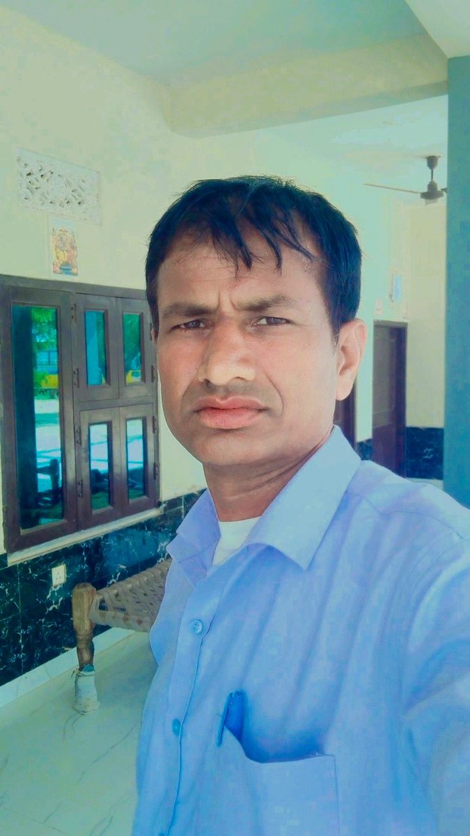 Surajkaranchou2's tweet photo. जिसकी जैसी सोच वो वैसी ही कहानी रखता है..!
कोई परिंदों के लिए बंदूक तो कोई पानी रखता है..!! https://t.co/AjxN5SJ9w9
