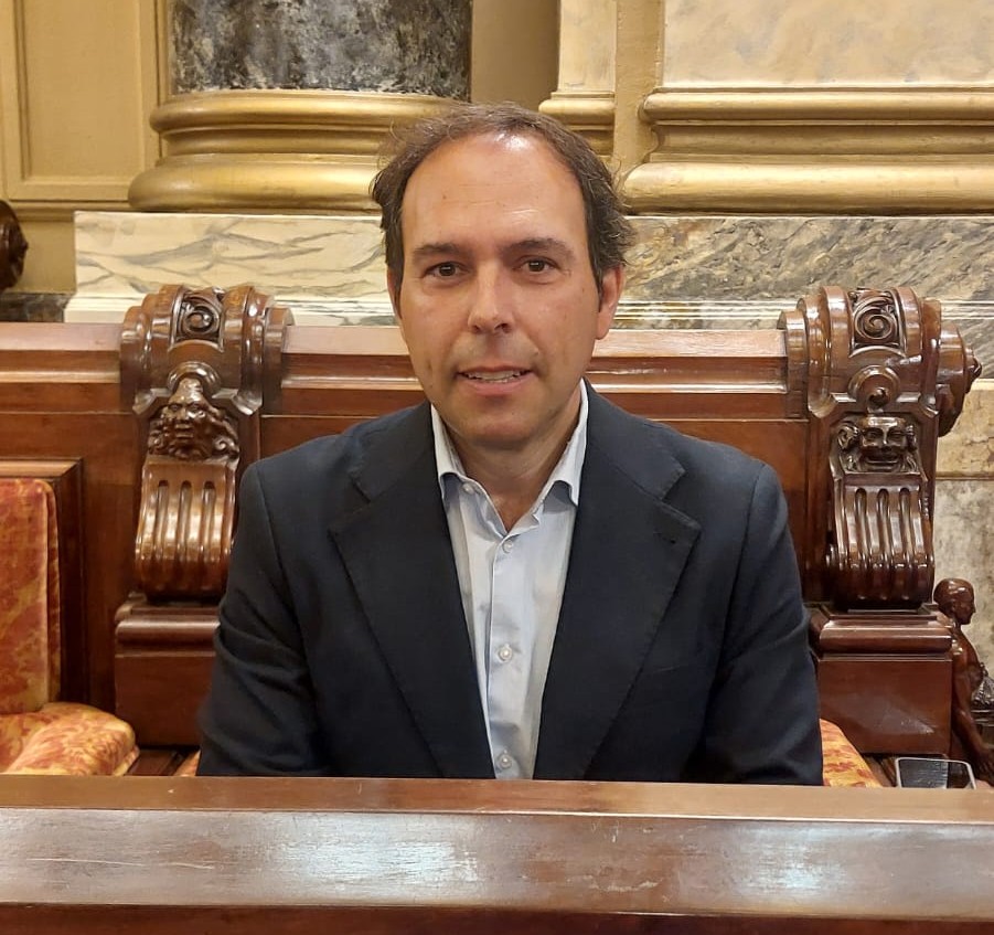 PPCoruna's tweet photo. Aprobada nuestra moción con mejoras para Alvedro ante la desidia de Inés Rey.

👉 @gmoradc: “Todavía es Alcaldesa, haga algo para mejorar Alvedro: presione para la ampliación de la terminal o para sistemas que acabe con los desvíos y licite de una vez las conexiones perdidas. Pero ya ha tirado la toalla y no es capaz de gestionar un gobierno en descomposición”