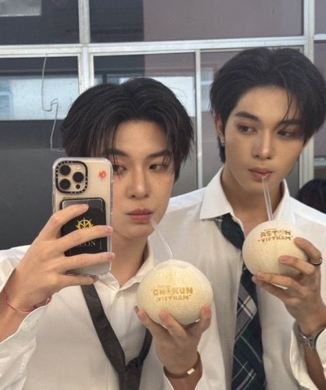 wreckedleehan's tweet photo. Makasih udah cho___ton. 🥺 @wreckedhaum https://t.co/8wP58yIY5k