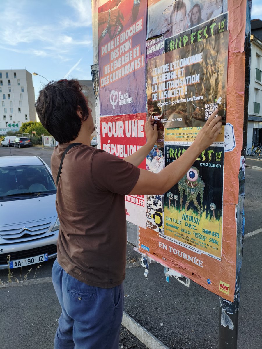 URCommuniste37's tweet photo. Hier soir c'était collage dans le cadre de la   campagne "Contre l’économie de guerre et à la militarisation de la société !"

Stop à la course aux armements !

@URCommuniste 

Pour signer la pétition : https://t.co/0lTLXHRrnt

Thread à suivre 👇 https://t.co/LQilFIov3D