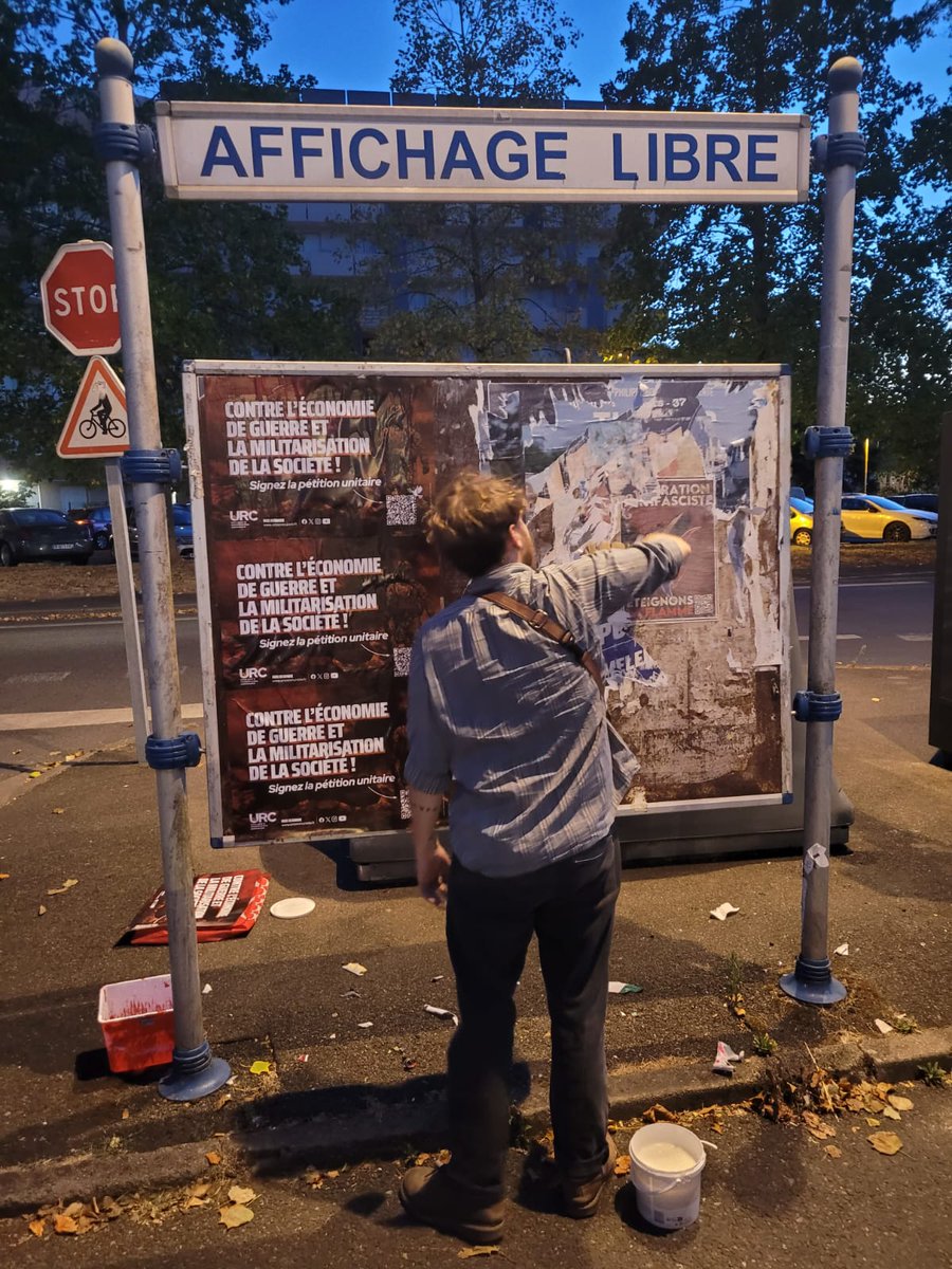 URCommuniste37's tweet photo. Hier soir c'était collage dans le cadre de la   campagne "Contre l’économie de guerre et à la militarisation de la société !"

Stop à la course aux armements !

@URCommuniste 

Pour signer la pétition : https://t.co/0lTLXHRrnt

Thread à suivre 👇 https://t.co/LQilFIov3D