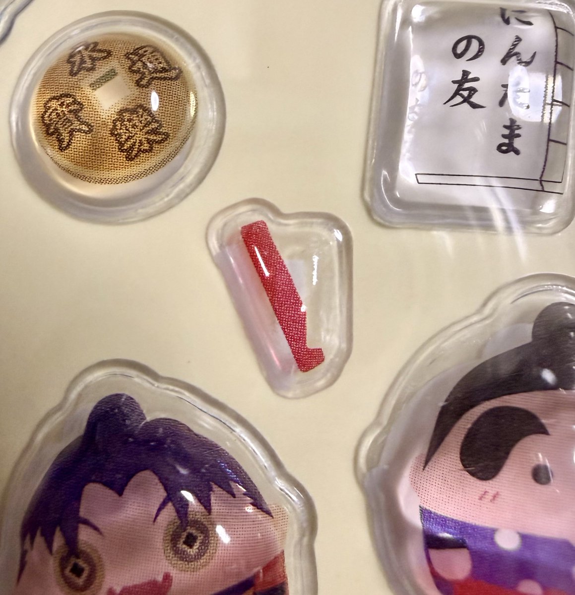 zszsazszszs's tweet photo. これ何だ…？ってずっと考えちゃった。
白の部分は上に印刷がなくて台紙の白になるんだなw https://t.co/ZRs0FtHgj9