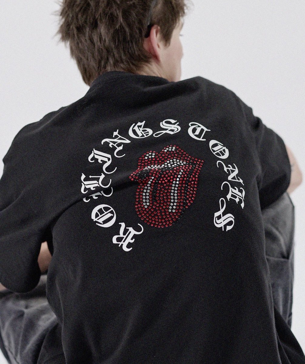 y_knman's tweet photo. まって、このローリングストーンズのTシャツ可愛すぎる
手の込んだラインストーンデザインなのに5,000円台って破格すぎないか https://t.co/OWj5Uq6OAC