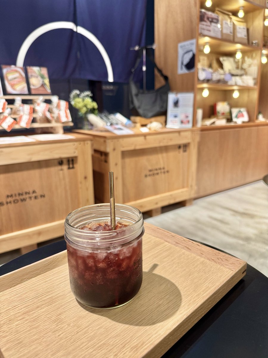 __young_a's tweet photo. 📍みんな商店　下北沢

サングリア飲んだの🍷

おしゃれな瓶で出てきて「かわいい〜」って思ってたら、
帰りに瓶を返却すると100円返ってきたw

なんか得した気分🌈ラッキー https://t.co/xW9pIDF5kw