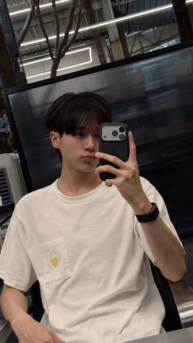 teammoooo's tweet photo. ตัดผมยังใช้กรรไกร https://t.co/n2kiJ10ywN