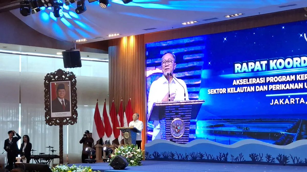 LambeSahamjja's tweet photo. klarifikasi Zulkifli soal Kopdes:
- Kopdes bukan supermarket
- tapi off-taker hasil bumi petani & nelayan
- yang dijual semua produk UMKM lokal bukan pabrik
- Lokasi di gunung/pantai atau hutan wajar 
- karena melayani desa setempat
- Akan salurkan bansos & PKH
- gantikan peran pemerintah desa
- TNI dilibatkan karena tender konvensional 
- "butuh 100 tahun" untuk 80.000 unit
- tanpa TNI tidak akan bisa