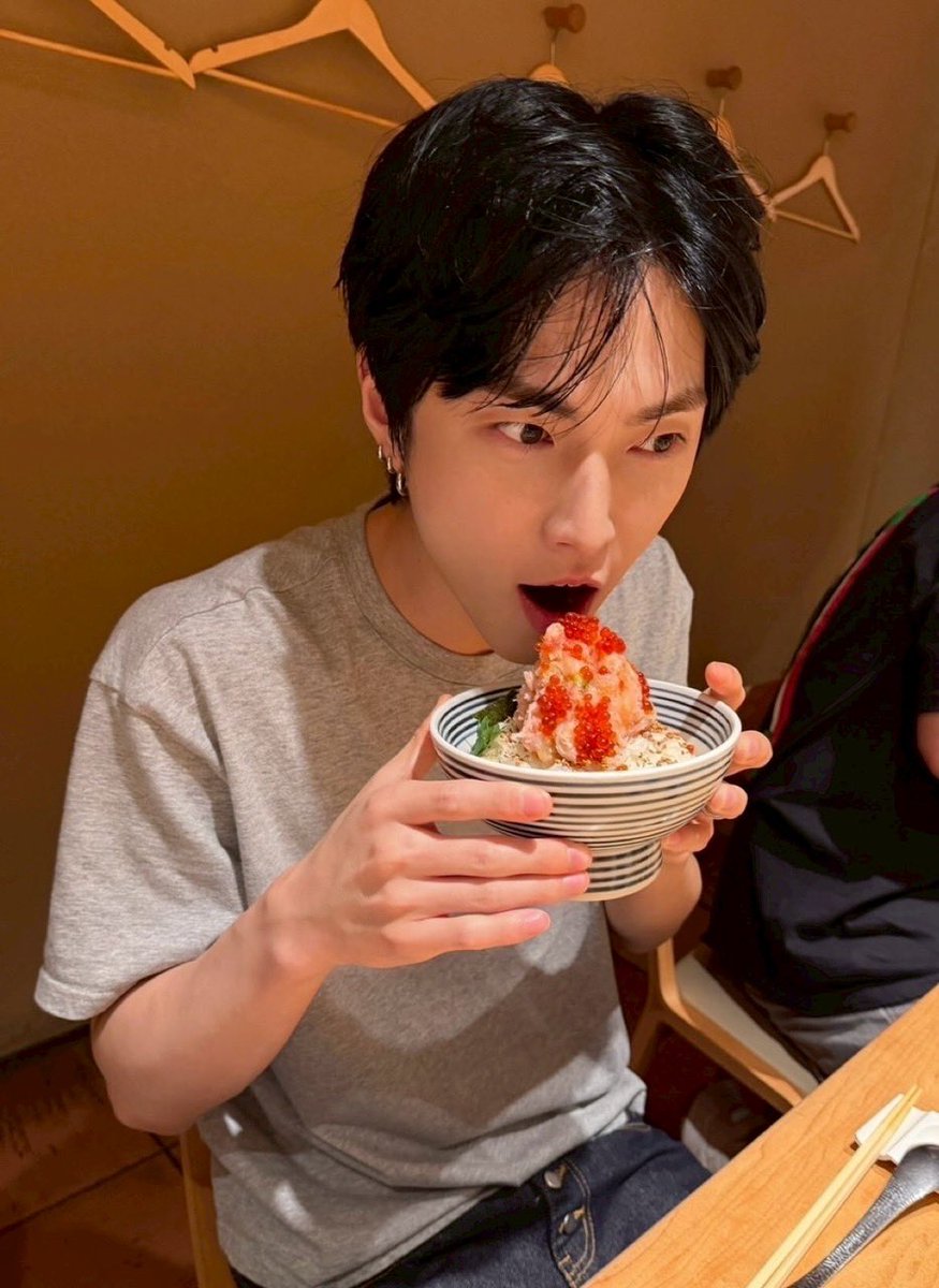 teamseunghanth's tweet photo. 260702 | LINE ซึงฮัน
20:00 น. (JST)

🍀 กินของอร่อย ๆ แล้ว พรุ่งนี้ก็สู้ ๆ 💪

#スンハン #XngHan https://t.co/XfxjO1w0RC