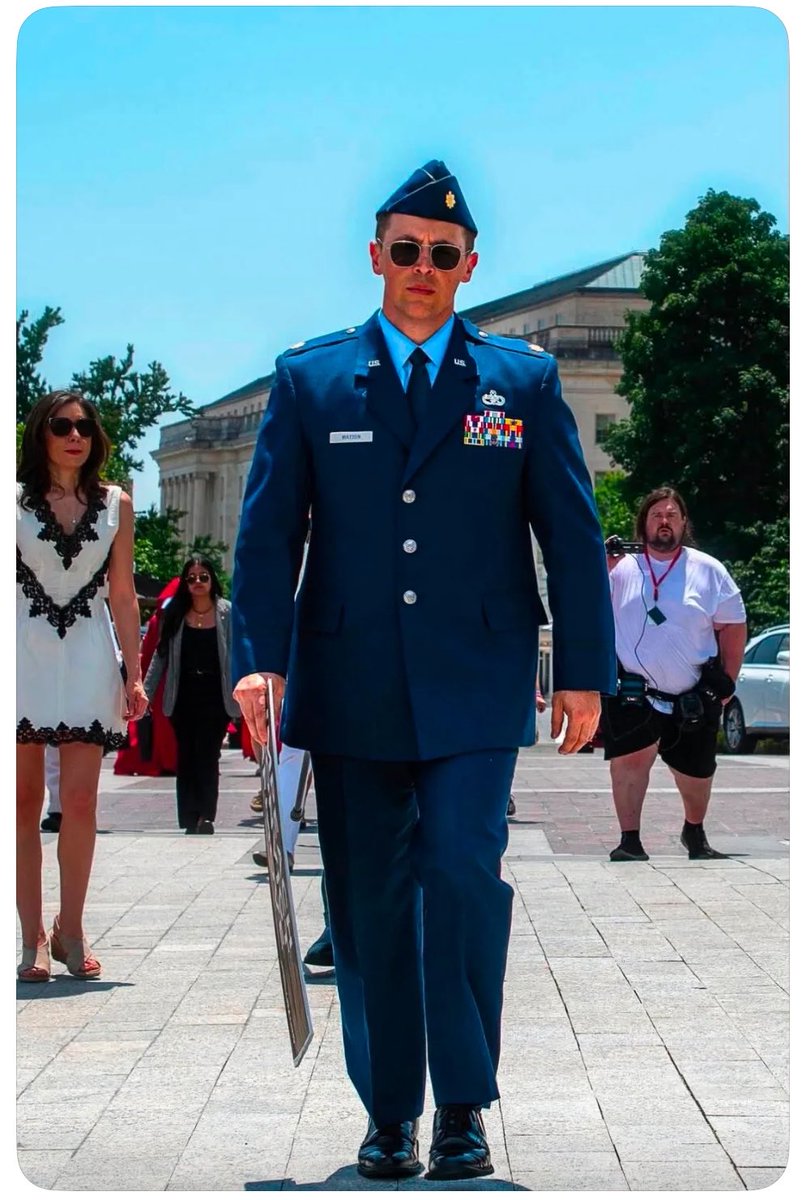 SilkeOgLiva's tweet photo. Maybe this man,Jason Watson, will be the one who will be remembered in the history books for  starting the Revolution..what a brave man. https://t.co/YrAVlX5Qlp