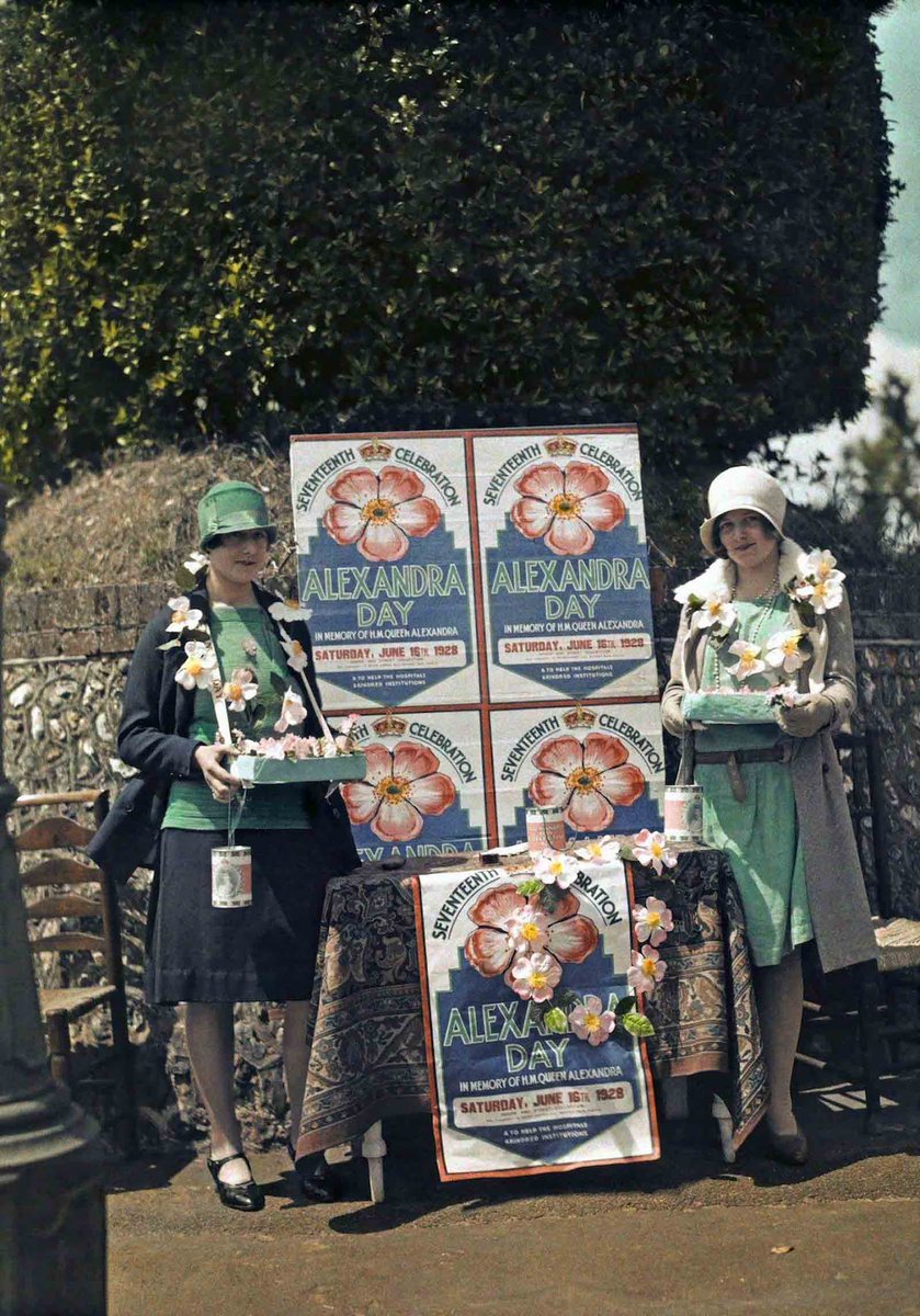 OldEngland1066's tweet photo. Volunteer's selling artificial roses for charity in memory of Queen Alexandra in Seaford, 1928. https://t.co/fxSgCUJaYb