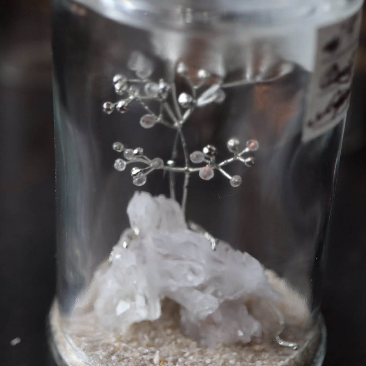 kaseki_art's tweet photo. 瓶入りのオブジェは、蓋が開くようになっています💎🌿
何故かと言うと、上から見た造形も美しいから。
上から見た枝の広がりや、結晶の造形も、ぜひ見てみていただきたい。

こちらはカスミソウのつぼみ。
つぼみが取れてしまった部分に小さなクォーツを実らせました。 https://t.co/R8PVCtDp3Z