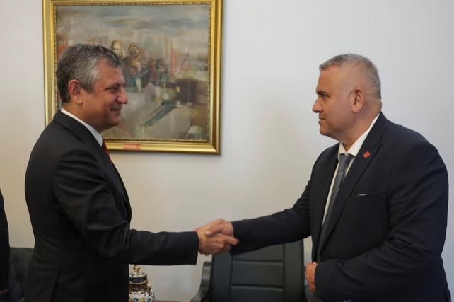 torosgazete's tweet photo. Yakup Coşkun’dan 
Özgür Özel’e ziyaret -
https://t.co/kfYsNOpGda https://t.co/fMNnQeTq5n