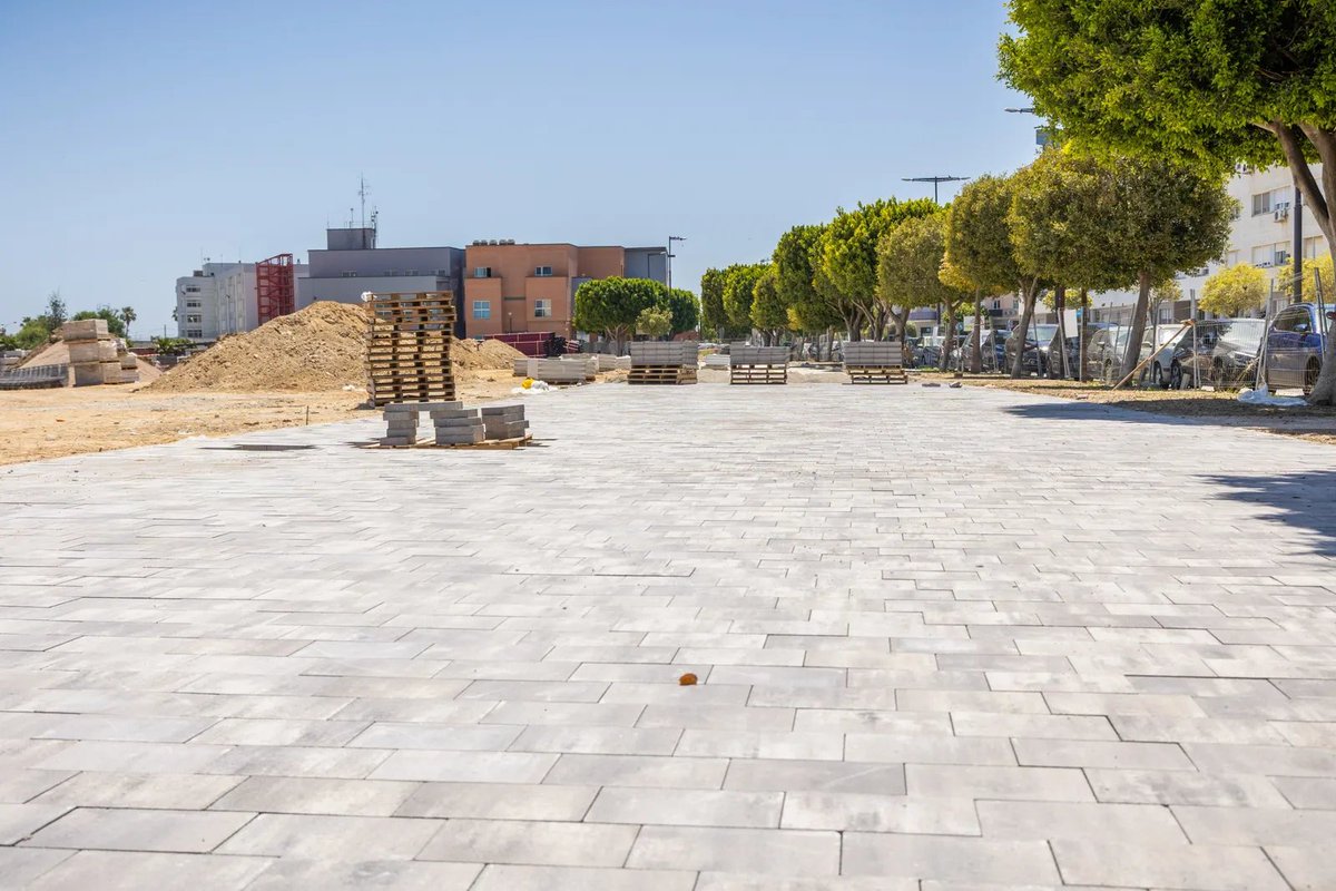 LIPBCDSF's tweet photo. Nueva fecha de finalización obras de la magdalena: 30 de septiembre. Viendo el estado de las obras pienso que es imposible, aunque si el remate de las mismas es como el de la imagen no me extraña que la terminen. ¿Las losas están unas mas levantadas que otras o es cosa mía? https://t.co/NiCkxt9Tp5