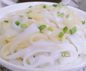 cocaHi267704's tweet photo. 🍜 Why is the quality of your fresh hefen (rice noodles) consistently disappointing?

#HICOCA #RiceNoodleLine #FreshNoodleMachine #RiceNoodleEquipment #FoodProcessing #SmartEquipment #SoutheastAsiaFood #VietnamFood #ThailandFood #IndonesiaFood https://t.co/ub44YGVY5v