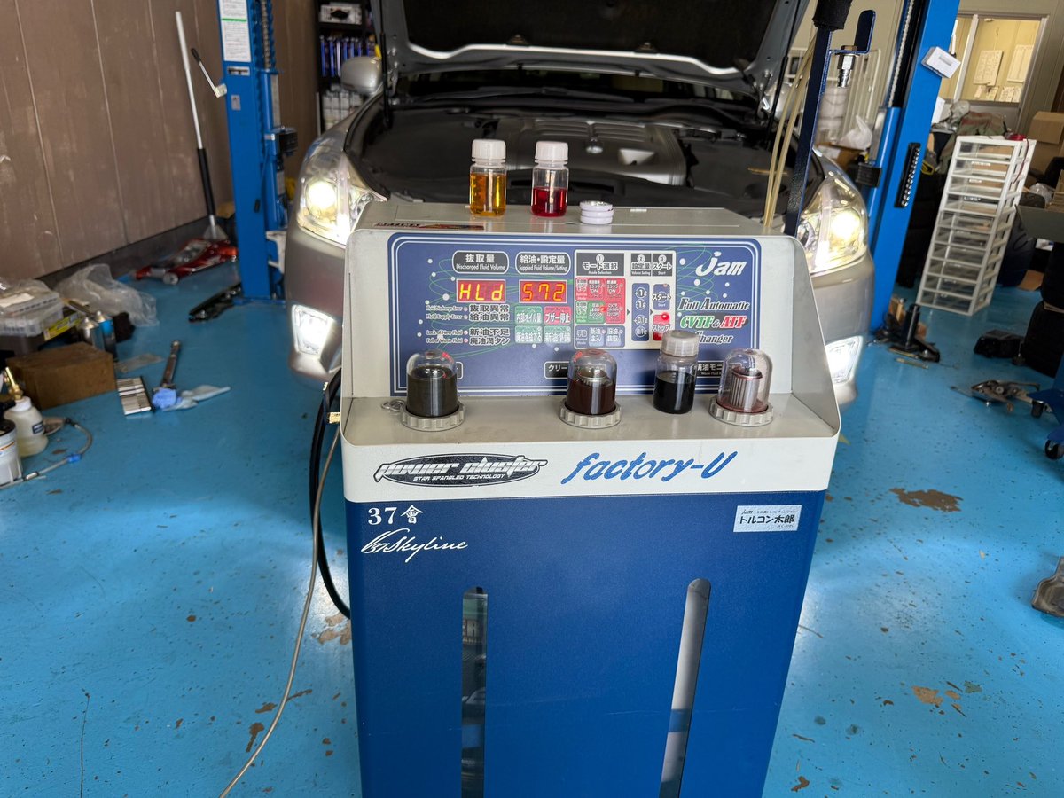 factoryu08's tweet photo. ATFの確保ができた為本日より久々のキャンペーンを行います。

内容は金額はそのままにATF・CVTF・DCTFのグレードを1ランクアップです！
また、エアコンガスクリーニング同時施工は45000→30000円

エンジンオイル3600円→2500円

と大変お得になります。
先着10台若しくはATFやエンジンオイルが無くなり次第終了となります。

先日は200クラウンのATF・デフオイル・プラグ交換・エンジンオイル交換・ブレーキフルード交換をさせて頂きました。

10万キロ無交換でしたので鉄粉は大量でした。

ご新規でご来店頂き誠にありがとうございました。

交換後は全く別の車になったとご感想を頂きました。

ファクトリーUでは軽自動車からスーパーカー・SUVまでオイル類・バッテリー交換・エアコンガスクリーニングに対応しております。
トルコン太郎もございます。
ATF・CVTF・DCTFは他社で断られた車種も対応できる事がございます。

オイル類は今ある在庫が無くなり次第値上となります。

エアコンガスクリーニングは今がお得です！

134aは45000円→35000円(補充ガス・超高性能エアコンコンプレッサーオイル込)
1234yfは要お見積です。
5〜7度吹き出し温度が下がるのは珍しくありません。
作業時間は3〜5時間です。真夏は1日お預かりとなりますので今の時期がチャンスです！

お気軽にお電話・LINE・お問い合わせフォームよりお問合せ下さい。

オイル・バッテリーの通販はこちらよりお願い致します。

https://t.co/y0B09GaCM8

お問合せは下記よりお願い致します。

https://t.co/6qnYcsKj8l
factory_u08@yahoo.co.jp
0425698056
ラインURL https://t.co/glWyDHkESV

弊社ではAUTEL診断機がございますので殆どの国産車・輸入車の故障診断機・ミッションキャリブレーションに対応しております。

トルコン太郎によるATF・CVTF交換価格(工賃込・デフオイル・オイルパン洗浄込みです！)
軽自動車は60000〜
37スカイライン100000〜
レクサスF 120000〜
レクサス系の250・350系90000〜
レクサスLC・LS 130000〜
スバルWRX・レボーグ 130000〜
ランクル300 150000〜
ランクル250 140000〜
ランクル200 150000〜
150プラド120000〜
35GTR 120000〜
ハイエース・キャラバン130000〜
アルファード・ヴァルファイヤ120000〜
マークX・クラウン・86・BRZ 120000〜
クラウン・レクサス系のハイブリッド70000〜
トヨタFF系ハイブリッド　40000〜
ジムニーJB23・JB64 90000〜

エアコンガスクリーニング・ATF・CVTF・DCT・PDKフルード・DSGフルード等のご予約・ご相談は
https://t.co/6qnYcsKj8l
factory_u08@yahoo.co.jp
0425698056
ラインURL https://t.co/glWyDHkESV

バッテリー交換、オイル交換、ATF等の作業は完全予約制となります。

#エアコンガスクリーニング
#オイル交換
#エンジンオイル交換
#エンジンオイル
#パワクラ
#取扱店募集
#ファクトリーU
#factoryU
#K&Pオイルフィルター
#オプティマバッテリー
#パワークラスターオイル
#スーパーレーシング
#トルコン太郎
#ATF
#圧送交換
#CVTF
#DCTF
#PDKフルード
#漆黒
#パワークラスター
#ファクトリーu
#スーパーレーシング
#Power cluster
#yokota air base
