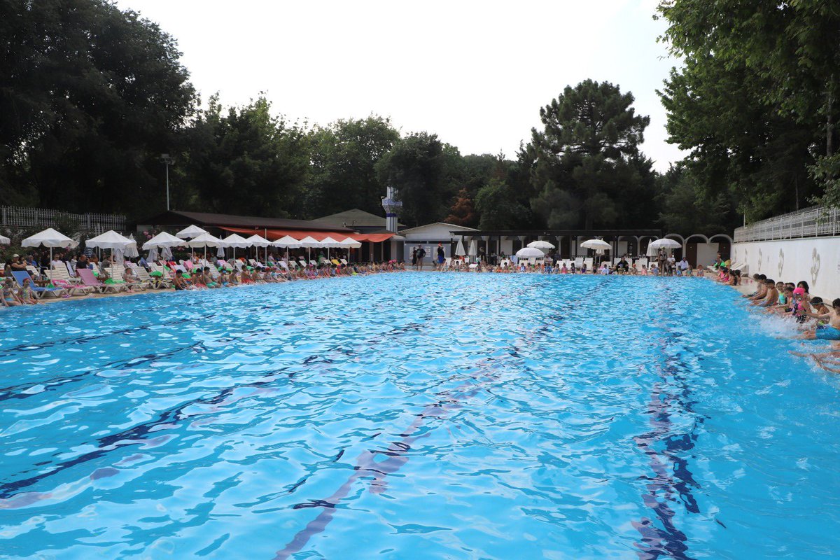 bldgonen's tweet photo. 🏊‍♀️ Yüzme Kursumuz Tüm Hızıyla Devam Ediyor! 🌊

Gönen Belediyemiz tarafından düzenlenen, 6-13 yaş arası çocuklarımıza yönelik yüzme kursumuz hafta içi her gün büyük bir heyecanla devam ediyor.

📅 1. Etap:
🗓️ 29 Haziran - 24 Temmuz

📅 2. Etap:
🗓️ 3 Ağustos - 28 Ağustos

Çocuklarımızın yaz tatilini hem eğlenerek hem de sporla değerlendirmelerine katkı sağlayan kursumuzda, yüzme becerilerini geliştirirken keyifli vakit geçirmeleri hedefleniyor.

Gönen Belediyemiz olarak çocuklarımızın sporla iç içe, sağlıklı ve mutlu bir geleceğe adım atmaları için çalışmalarımıza devam ediyoruz.