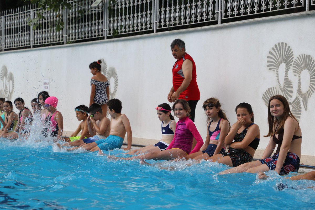 bldgonen's tweet photo. 🏊‍♀️ Yüzme Kursumuz Tüm Hızıyla Devam Ediyor! 🌊

Gönen Belediyemiz tarafından düzenlenen, 6-13 yaş arası çocuklarımıza yönelik yüzme kursumuz hafta içi her gün büyük bir heyecanla devam ediyor.

📅 1. Etap:
🗓️ 29 Haziran - 24 Temmuz

📅 2. Etap:
🗓️ 3 Ağustos - 28 Ağustos

Çocuklarımızın yaz tatilini hem eğlenerek hem de sporla değerlendirmelerine katkı sağlayan kursumuzda, yüzme becerilerini geliştirirken keyifli vakit geçirmeleri hedefleniyor.

Gönen Belediyemiz olarak çocuklarımızın sporla iç içe, sağlıklı ve mutlu bir geleceğe adım atmaları için çalışmalarımıza devam ediyoruz.