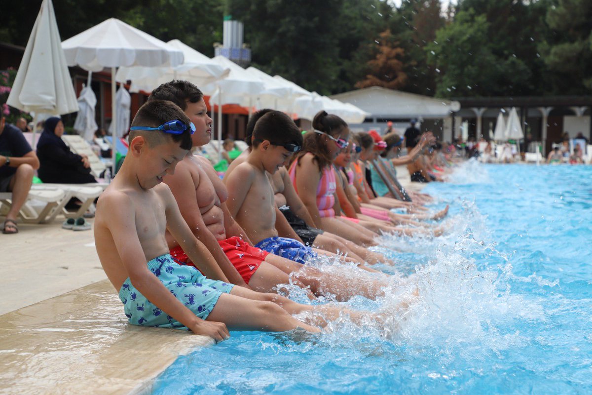 bldgonen's tweet photo. 🏊‍♀️ Yüzme Kursumuz Tüm Hızıyla Devam Ediyor! 🌊

Gönen Belediyemiz tarafından düzenlenen, 6-13 yaş arası çocuklarımıza yönelik yüzme kursumuz hafta içi her gün büyük bir heyecanla devam ediyor.

📅 1. Etap:
🗓️ 29 Haziran - 24 Temmuz

📅 2. Etap:
🗓️ 3 Ağustos - 28 Ağustos

Çocuklarımızın yaz tatilini hem eğlenerek hem de sporla değerlendirmelerine katkı sağlayan kursumuzda, yüzme becerilerini geliştirirken keyifli vakit geçirmeleri hedefleniyor.

Gönen Belediyemiz olarak çocuklarımızın sporla iç içe, sağlıklı ve mutlu bir geleceğe adım atmaları için çalışmalarımıza devam ediyoruz.
