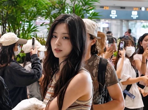 geminithinker_'s tweet photo. if im the cameraman where tzuyu look at me just like in this moment, the pic would be so blurred coz wtfvck— —- https://t.co/UNfKLBdtI9