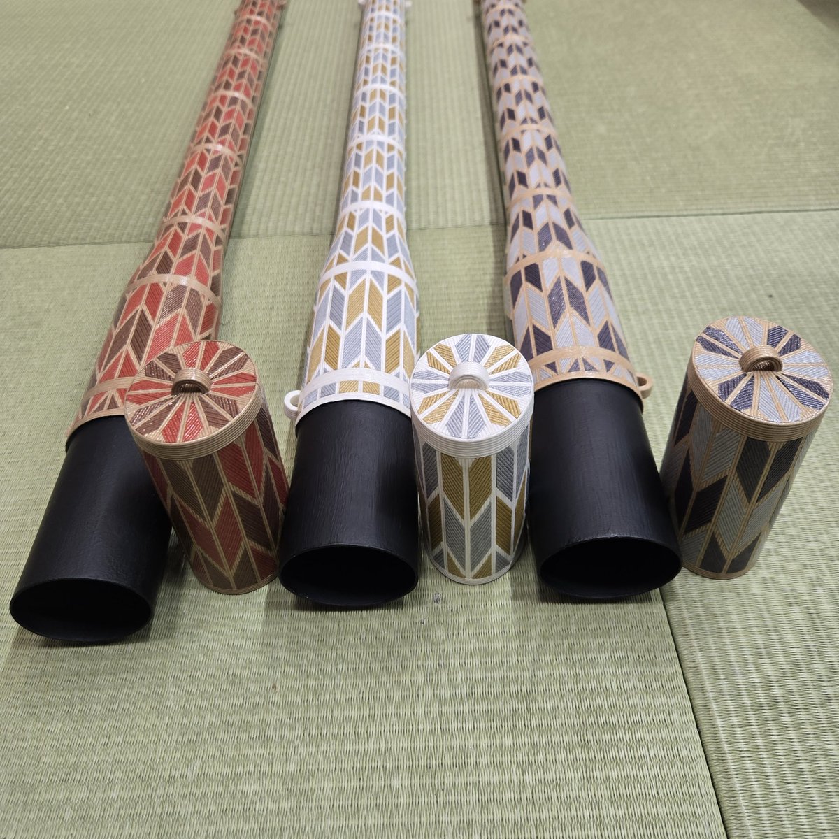 Kouemon5th's tweet photo. 甲賀弓具オリジナル『矢絣模様矢筒』が入荷いたしました✨
いろんな色の材料を組み合わせ、それぞれが違う雰囲気の矢筒に仕上がっています👀‼️
長さもそれぞれ異なりますので、オンラインショップよりご確認ください☺️

お問い合わせは、静岡　甲賀弓具店までお気軽にどうぞ🗻
https://t.co/mSIZDEXTL4 https://t.co/QVWzPJrqpc