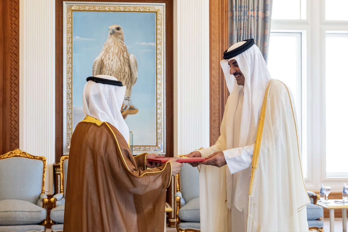 AmiriDiwan's tweet photo. سمو الأمير المفدى يتسلم بمكتبه في الديوان الأميري، أوراق اعتماد كل من سفير دولة الإمارات العربية المتحدة الشقيقة، وسفير جمهورية نيجيريا الاتحادية.  https://t.co/KaY0ibGkkO https://t.co/HCFLnhHoJT