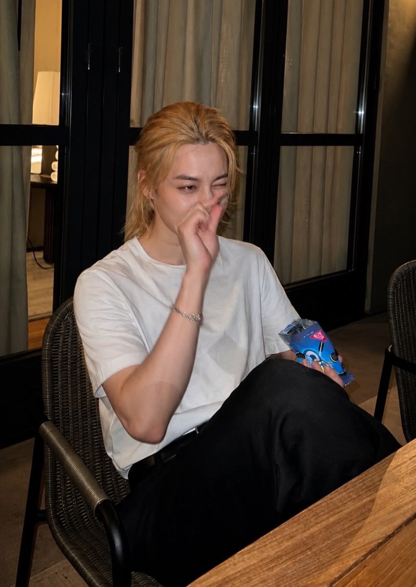 tangmotwit's tweet photo. แฟน(นัก)บอล                                            นักบอล https://t.co/o2HVgkVUY7