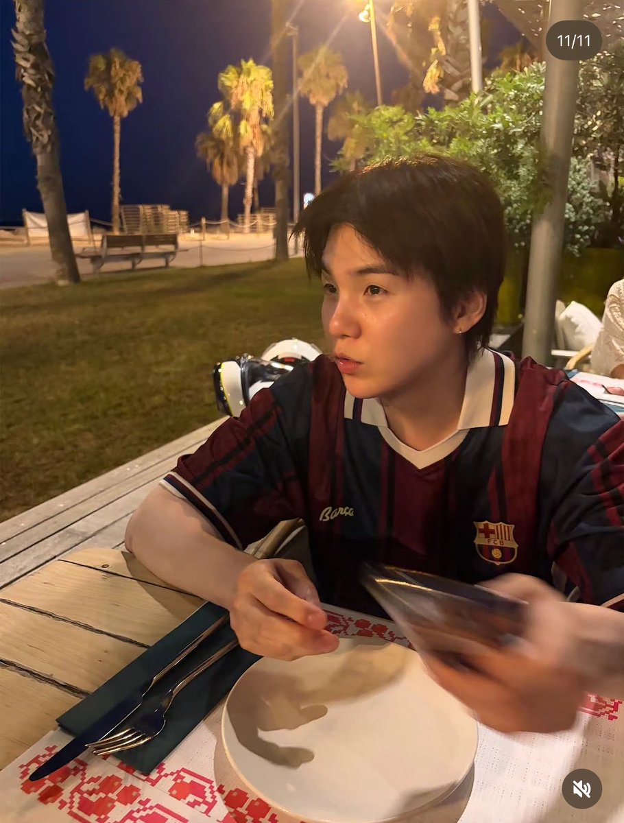 tangmotwit's tweet photo. แฟน(นัก)บอล                                            นักบอล https://t.co/o2HVgkVUY7