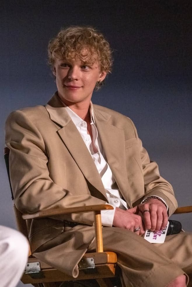 mrsfoxing's tweet photo. my type is australian boy kisser with curly, blonde hair and talent for portraying despair and yearning https://t.co/rBBAqlgdX0