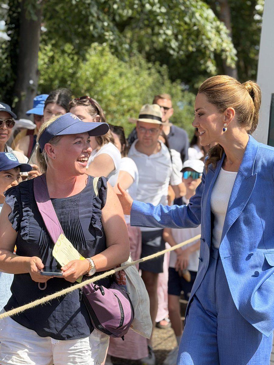 indiamctaggart's tweet photo. The Princess of Wales has arrived at Wimbledon on the Fourth Day of The Championships 🩵🙌

She surprised people who had been waiting in the queue since the early hours and then helped hand out tickets to a few lucky attendees. https://t.co/01ht0yTbh6