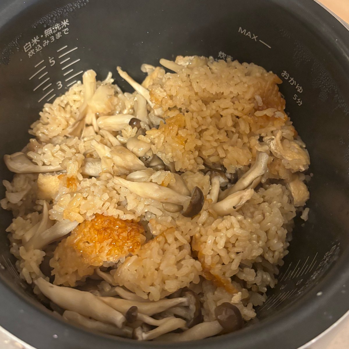 __mogn's tweet photo. 炊き込みご飯の味付けはめんつゆだけ https://t.co/lWxPZbVH4b