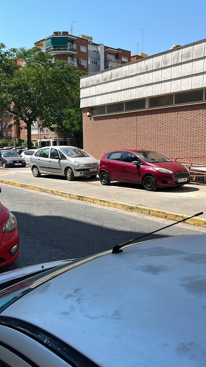 jbravorios's tweet photo. @aytodebadajoz @policiabadajoz Ya no hacen falta vados? Se puede aparcar donde se quiera? Reventamos las aceras y no pasa nada? https://t.co/EJ8dRC3shk