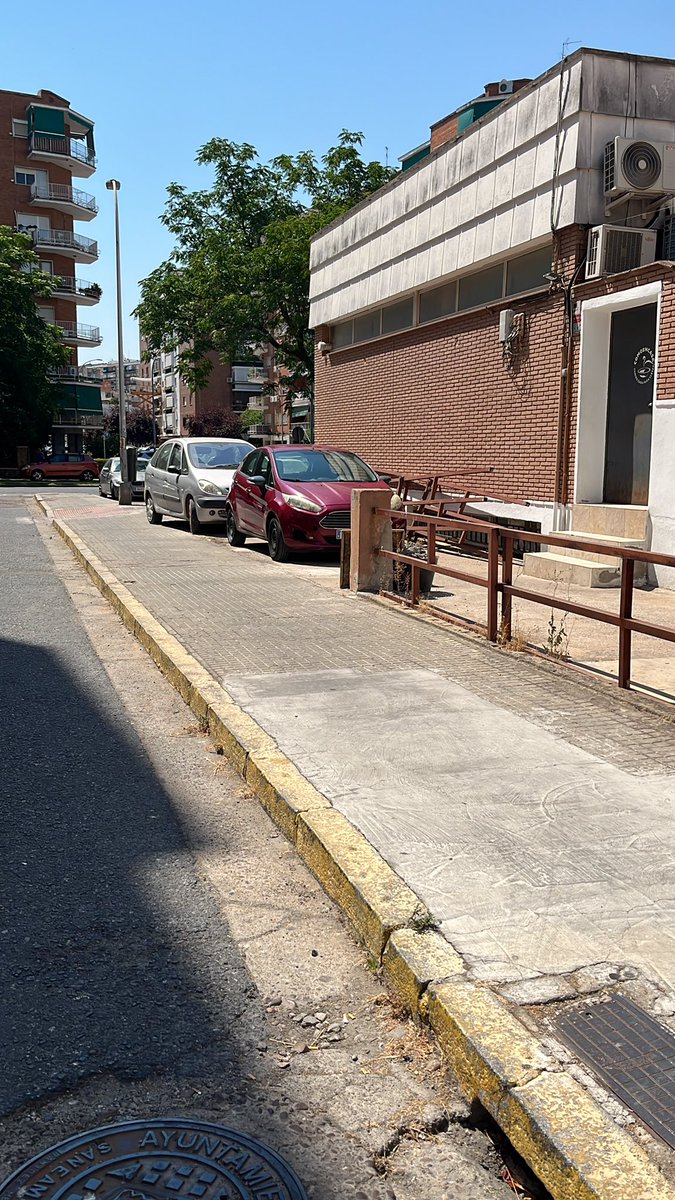 jbravorios's tweet photo. @aytodebadajoz @policiabadajoz Ya no hacen falta vados? Se puede aparcar donde se quiera? Reventamos las aceras y no pasa nada? https://t.co/EJ8dRC3shk