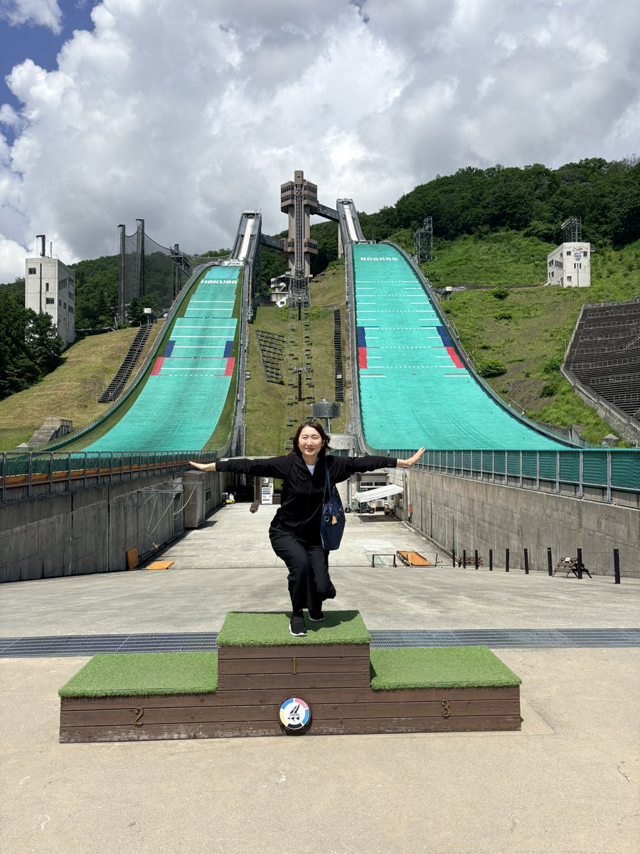 takako1990's tweet photo. 【白馬滞在記③】
コンサート翌日は、長野五輪で有名なスキーのジャンプ台に連れて行っていただきました‼️
ポーランドにいた頃からスキージャンプはめちゃくちゃテレビで見ていましたので、スキージャンプ詳しいです😆
あの長野五輪の団体戦の感動を思い出します！
#白馬
#スキージャンプ https://t.co/JXXFKHMGC6