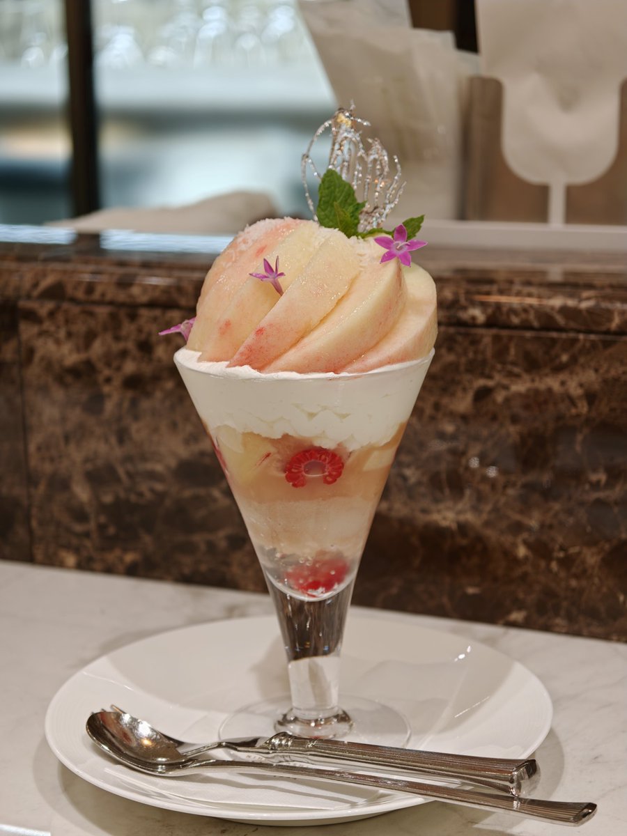 mocimoci_yukimi's tweet photo. 千疋屋総本店各店で桃パフェがスタート！実は通常桃パフェ以外に、各店限定の桃パフェが設定されてる場合があるのですが、こちらは新宿高島屋店限定、桃とココナッツのパフェ。
クランブルなどの焼き菓子がパーツに使われてないのでスッキリと食べられます。
時間によって売り切れる場合もあるので、お早めに！