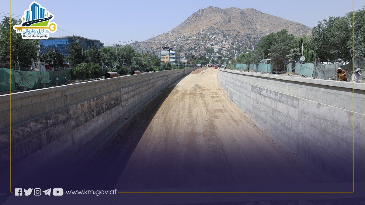KblMunicipality's tweet photo. د بره کي څلورلارې ترځمکې لاندې سړک د اساسي طبقو د جوړولو چارې پیل شوې
په بره کي څلورلارې کې د هوايي پله او تر ځمکې لاندې سړک د ودانیزو کارونو پر دوام؛ د کابل ښاروالۍ د کار ساتنې او مراقبت ریاست له لوري په یاده څلورلارې کې تر ځمکې لاندې سړک د اساسي طبقو د جوړولو چارې پیل شوې.
د یادې پروژې مدیر انجنیر عبیدالله الهام وویل چې، ورته مهال د دې لویې پروژې په نورو برخو کې هم کارونه روان دي او اوس مهال یې ترځمکې لاندې سړک د اساسي طبقو د جوړولو چارې هم تر لاس لاندې دي څو قیر کولو ته چمتو شي.
نوموړي زیاته کړه چې، د هوايي پله د اساسي ستنو( پایو) او استحکامي سرپوښ کارونه هم وروستي پړاو ته رسېدلي دي او د پله د تېرونو د نصبولو لپاره هم چمتوالی نیول شوی چې، ډېر ژر به یې عملي چارې پیل شي.
په یاده څلورلارې کې د نادریې لېسې له لوري د ترافیک څلورلارې پر لور ترځمکې لاندې سړک، ۴۷۰ متره اوږدوالی، ۲۰ متره سور او ۵.۵ متره ژوروالی لري.
همدا راز د دهن‌باغ څلورلارې له لوري د پروان دو څلورلارې پر لور هوايي پُل ۷۰۰ متره اوږدوالی، ۲۰ متره سور، ۸ متره لوړوالی او ۲۴۷ استحکامي ستنې(پایې) لري.
د هوايي پله او تر ځمکې لاندې سړک د جوړولو سربېره د څلورلارې د شاوخوا سړکونو پراختیا هم د یادې پروژې برخه چې، بنسټيزې چارې یې پیل شوې دي. د دې پروژې په بشپړېدو سره به د ښار په دې ګڼه ګوڼه لرونکې سیمه کې ترانسپورتي او ترافیکي آسانتیاوې رامنځته او ښاریانو ته به د خوندي تګ راتګ زمینه برابره شي.
______

ساخت سرک زیرگذر چهارراهی بره‌کی آغاز شد

به ادامهٔ کارهای ساختمانی پروژهٔ زیرگذر و پل هوایی چهارراهی بره‌کی، کار ساخت سرک زیرگذر این چهارراهی از سوی ریاست کار، حفظ و مراقبت شاروالی کابل آغاز شد.

انجنیر عبیدالله «الهام» مدیر پروژه، گفت: «هم‌زمان با پیشرفت سایر بخش‌های این پروژهٔ بزرگ، کار ساخت سرک زیرگذر نیز آغاز شده است تا طبقات اساسی آن تکمیل و برای قیرریزی آماده شود.» 

وی افزود: کار ساخت ستون‌های اساسی و سرپوش‌های استحکامی پل هوایی نیز به مراحل نهایی رسیده و آماده‌گی برای نصب تیرهای پیش‌ساخت پل جریان دارد که به‌زودی عملی خواهد شد.

زیرگذر چهارراهی بره‌کی از سمت لیسهٔ نادریه تا چهارراهی ترافیک، به‌طول ۴۷۰ متر، عرض ۲۰ متر و عمق ۵.۵ متر طراحی شده است.

همچنین پل هوایی این چهارراهی از سمت چهارراهی دهن‌باغ تا چهارراهی پروان دوم، به‌طول ۷۰۰ متر، عرض ۲۰ متر، ارتفاع ۸ متر و با ۲۴۷ پایل استحکامی طراحی شده است.

در کنار اجرای زیرگذر و پل هوایی، توسعهٔ سرک‌های اطراف این پروژه نیز شامل پلان بوده و کارهای مقدماتی آن آغاز شده است.

 با تکمیل این پروژه، ظرفیت عبور و مرور در یکی از مزدحم‌ترین تقاطع‌های شهر کابل افزایش یافته، ازدحام ترافیکی کاهش خواهد یافت و زمینهٔ رفت‌وآمد سریع‌تر و مصؤن برای شهروندان فراهم می‌شود.

#کابل_ګام_په_ګام_د_آبادۍ_په_لور

همشهری،همکاری، شاروالی
 #کابل_ښاروالۍ 
 #شاروالی_کابل 
 #Kabul_municipality