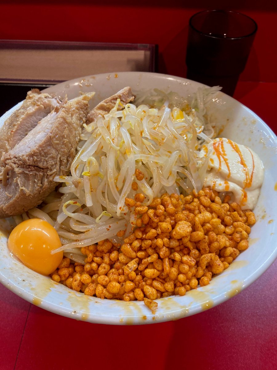 mjys45's tweet photo. ラーメンヨシトミ(稲毛)。限定冷やしまぜそば1250円。
1年ぶり。10人くらいだったので接続30分待ち。今年はまだ涼しいので耐えられたがちょうど一年前炎天下で窒息しながら待った思い出が蘇る。本当に並びさえ緩ければ毎日でも食べたいもの。 https://t.co/imthZU5s1z
