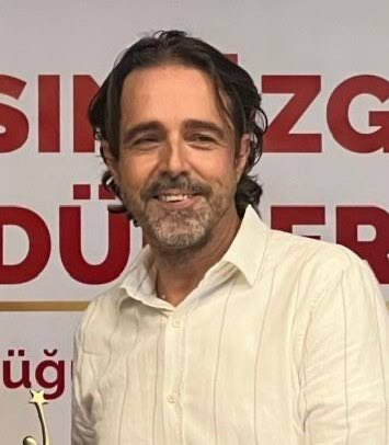 AtillaTasNet's tweet photo. Timur Soykan: (Geçiş garantili köprülere yapılan zamlar hk.)

- Müteahhitler çok ayrıcalıklı, onlar sizin gibi sıradan vatandaşlar değil. 

- Biliyorsunuz biz millet olarak müteahhitlere çalışıyoruz. 

- Çünkü niye? İktidarımız onları çok seviyor. 

- 10 tane köprü yapacağın paraya 1 tane köprü yapıyorsun. Sana diyorlar ki cebinden bir kuruş para çıkmayacak. 

- Ondan sonra 10 köprülük parayı 1 köprü için müteahhitin cebine tak diye konduruyorsunuz.