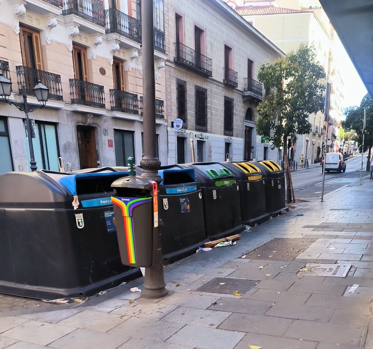 seguragc's tweet photo. @bcarabante @Mtnezparamo @GrupoPPMadrid @ppmadrid @ppcentro Incivismo vs Limpieza.

📍 San Bernardo, 57.

Con una llamada al 010, los servicios de limpieza te indicarán cuándo y dónde dejar tus muebles.

No seas incívico. Queremos un Madrid limpio gracias al respeto y la colaboración de todos. https://t.co/DHIASVt5tV