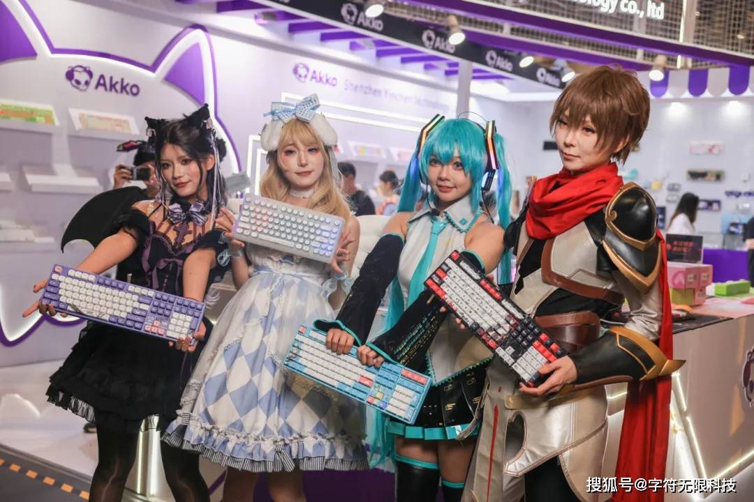 meskmn's tweet photo. Just wrapped the most fun day ever at Comic Con! Met amazing artists, scored exclusive merch, and even took a pic with my favorite cosplay characters. Can’t wait for next year!， https://t.co/R4VBYfYvKv