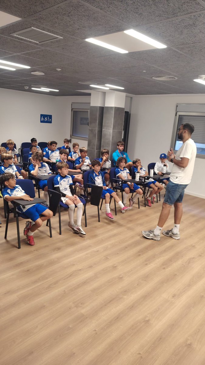 CDTFundacion's tweet photo. 🗣 El #CampusSuma en la Ciudad Deportiva disfruta de un taller sobre el #ProyectoGanar, programa del Gobierno de Canarias en el que participa la #FundaciónCDT 🇮🇨

@CDTOficial @PresiCan @Deportecanario @CdtCantera  #TanNuestro https://t.co/JJvZXAjnHb