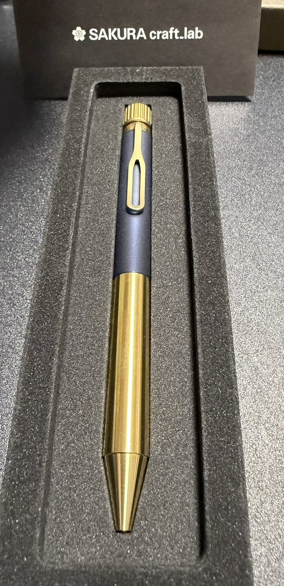 2Dsikkosya's tweet photo. 前にフレンドからオススメされた、サクラクラフトラボが文具コーナーに置いてあったので買ってみた
コレ持って明日出張(日帰り)行ってきます https://t.co/vGgPEGrt6Z