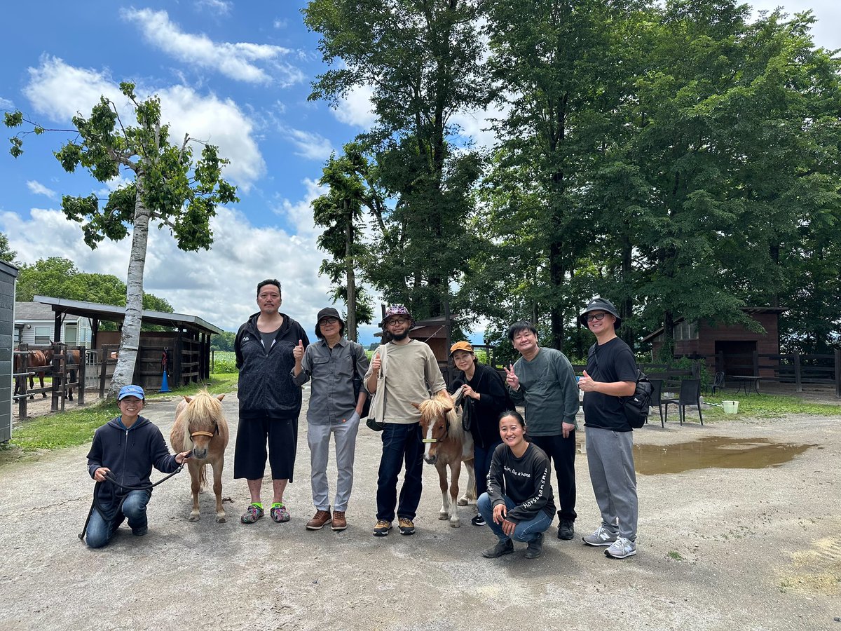 hmhorsemanship's tweet photo. 先日、漫画家のあだちさんご一行様と、十勝ひとりぼっち農園の横山さんがいらっしゃいました。ポニーショー喜んでいただけたようで嬉しいです。ありがとうございました！
#北海道
#十勝
#ヒロユキモチダホースマンシップ https://t.co/R5VYi1AqS2