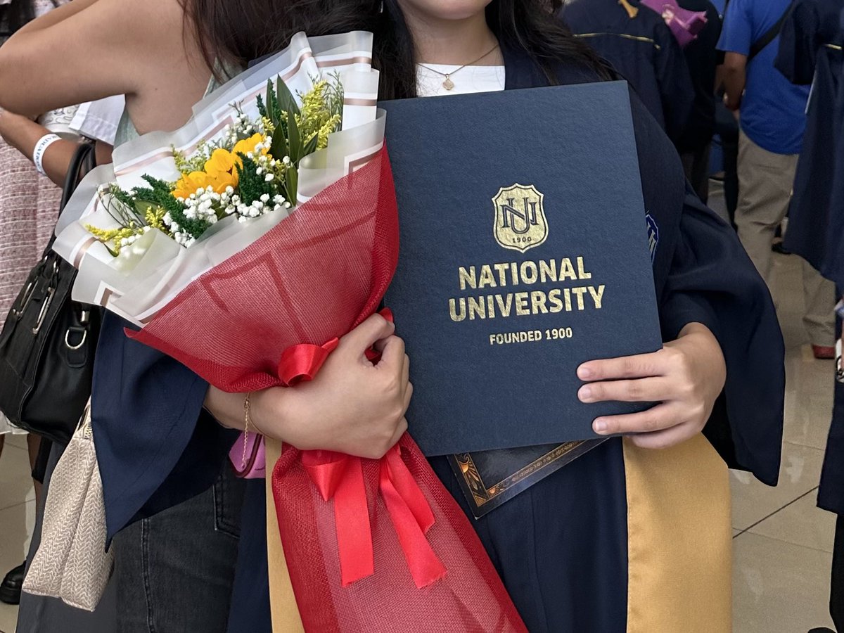 lovedelsewhere's tweet photo. Life update I finally graduated and I bought myself books as a reward https://t.co/JUgIm0V02Q